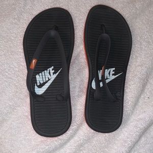 NIKE flip flops. Size 7.